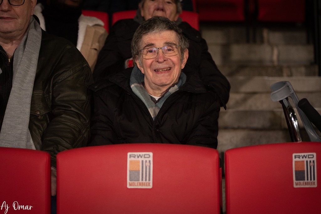 Un senior profite d’une sortie au stade.